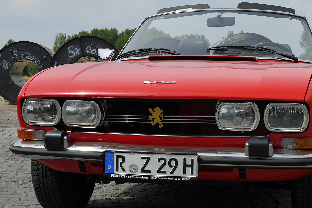 roter Oldtimer im Showrrom